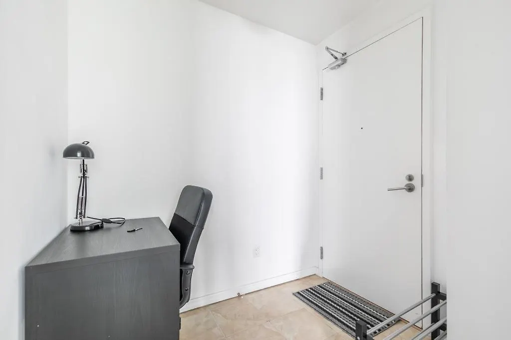 Stunning Top Floor Lake View Studio Near Cn Tower Apartment Toronto