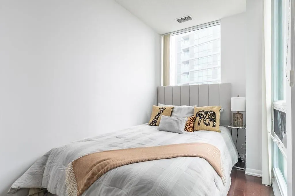 Stunning Top Floor Lake View Studio Near Cn Tower Apartment Toronto