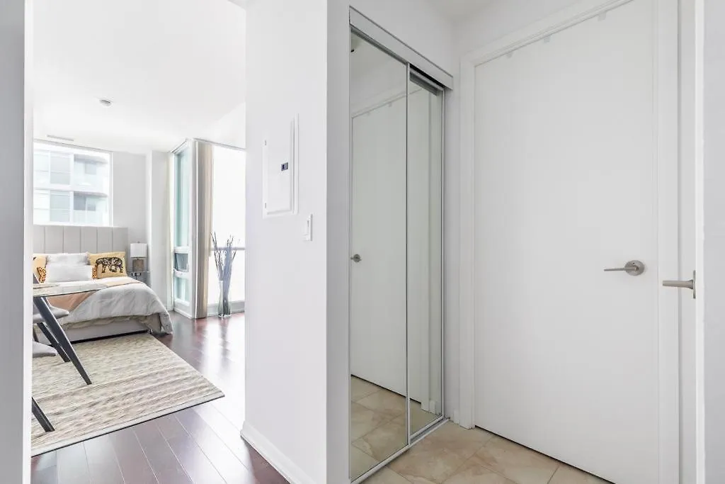 Stunning Top Floor Lake View Studio Near Cn Tower Apartment Toronto