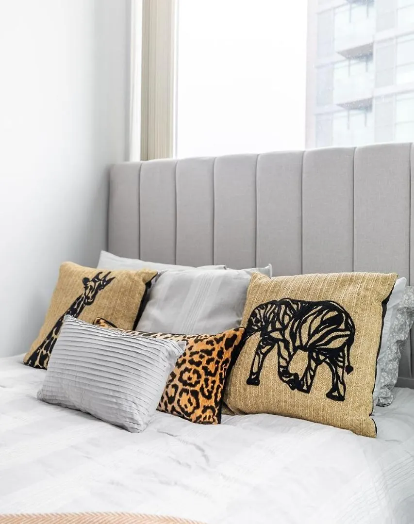 Stunning Top Floor Lake View Studio Near Cn Tower Apartment Toronto