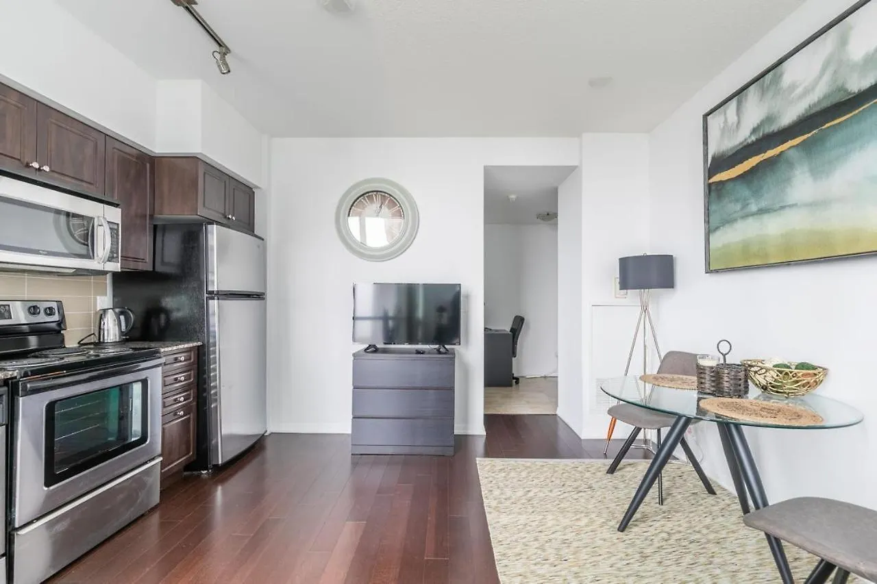 Stunning Top Floor Lake View Studio Near Cn Tower Apartment Toronto